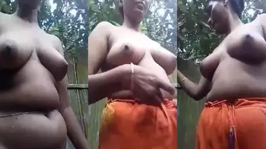 Chubby Bhabhi Bathing Outdoor selfie video