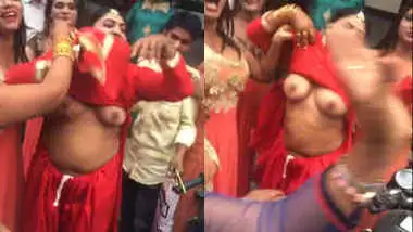 aunty showing boobs and dancing in public