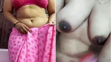 Desi aunty seductively takes off sari and reveals saggy XXX boobs