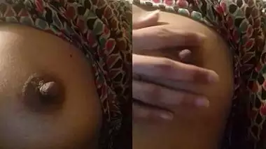 Attractive Desi MILF plays with own natural XXX tits on the camera
