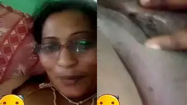 Indian aunty showing boobs pussy on video call
