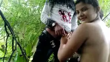 Desi girlfriend sucking dick of her bf outdoors