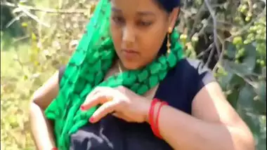 Landlord fucks his labor in the bushes – Dehati sex video