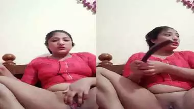 Horny girlfriend masturbating xxx pussy with rod