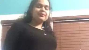 Big ass Paki naked striptease MMS
