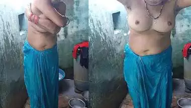 Mature aunty topless bathing caught on camera